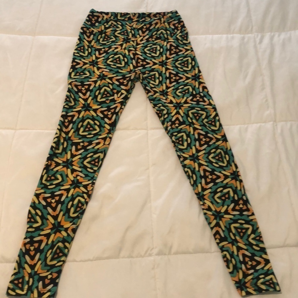 LuLaRoe soft as butter colorful leggings w multiple colors in a stick pattern OS